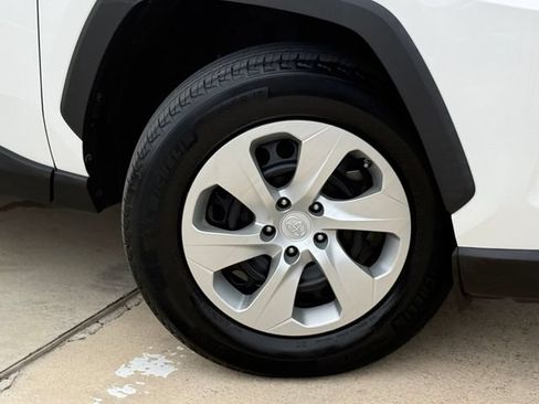 Used 2021 Toyota RAV4 LE FWD image 2
