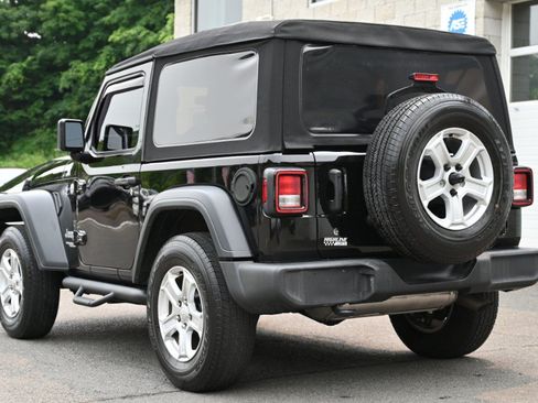 Used 2018 Jeep Wrangler Sport AWD/4WD image 3