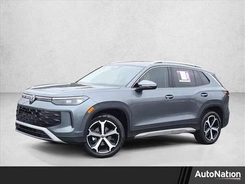 Certified 2025 Volkswagen Tiguan SE image 1