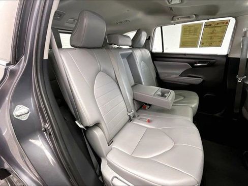 Used 2021 Toyota Highlander XLE AWD/4WD image 19