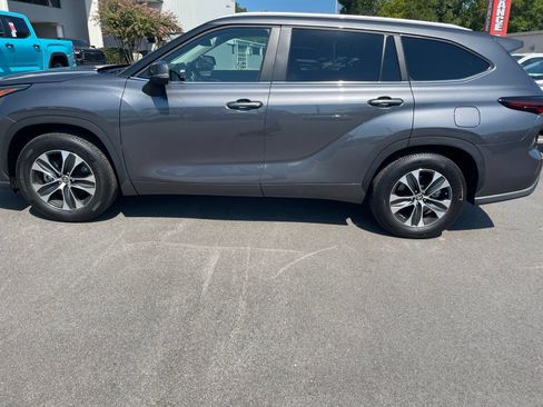 Used 2025 Toyota Highlander XLE FWD image 17