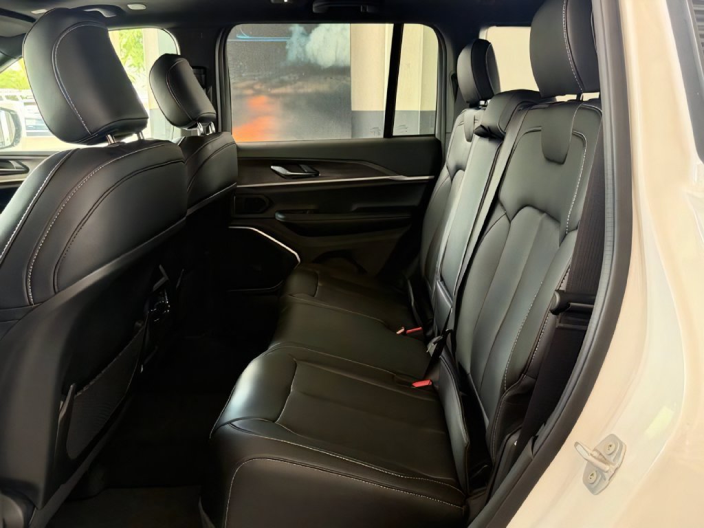 New 2026 Jeep Grand Cherokee Limited w/ Luxury Tech Group II AWD/4WD image 21