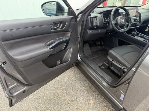 Used 2025 Nissan Pathfinder S image 15