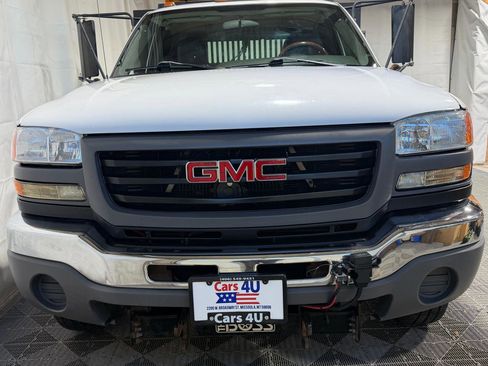 Used 2004 GMC Sierra 3500 W/T w/ Heavy-Duty Power Package AWD/4WD image 2