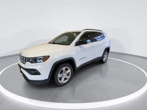 Used 2024 Jeep Compass Latitude image 4