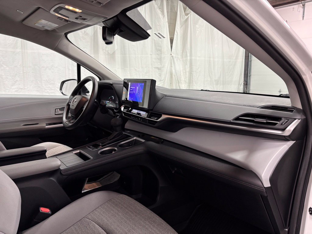 Used 2026 Toyota Sienna LE FWD image 66