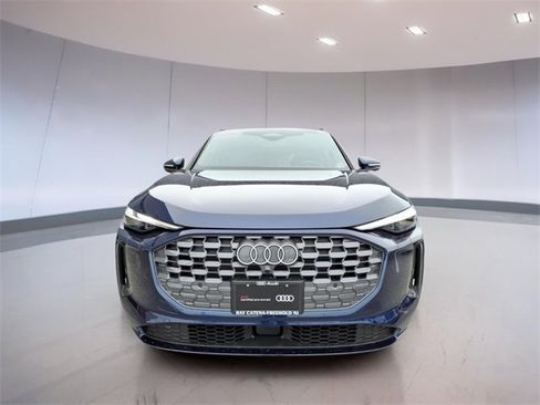 Used 2025 Audi Q5 Premium w/ Convenience Package image 2