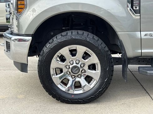 Used 2019 Ford F250 Lariat w/ Chrome Package image 11