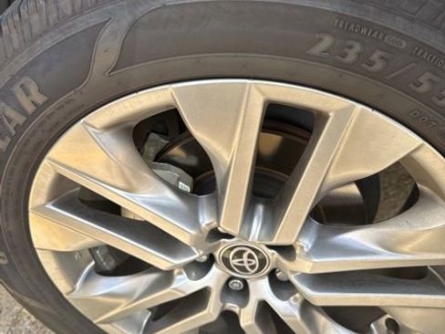 Used 2023 Toyota RAV4 XLE Premium image 28