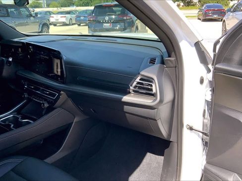 Used 2025 Chevrolet Traverse LT w/ LPO, Floor Liner Package FWD image 17