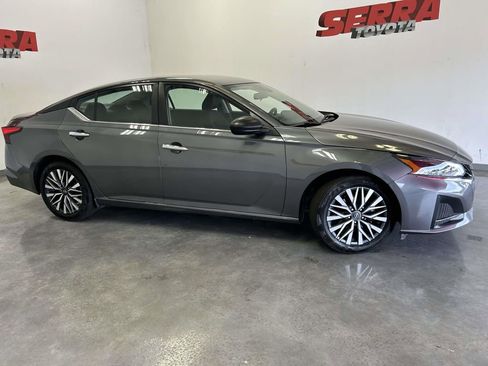 Used 2025 Nissan Altima 2.5 SV FWD image 2