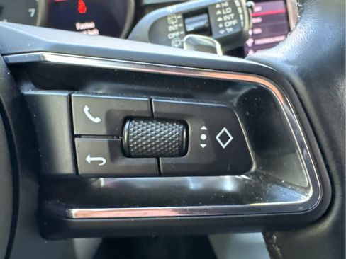 Used 2022 Porsche Macan image 32