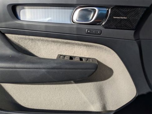 Used 2019 Volvo XC40 T5 Momentum image 22