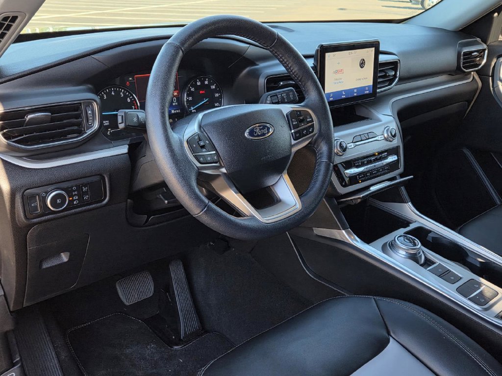 Used 2023 Ford Explorer XLT w/ Equipment Group 202A RWD image 13