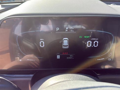 Used 2025 Kia Niro SX image 3