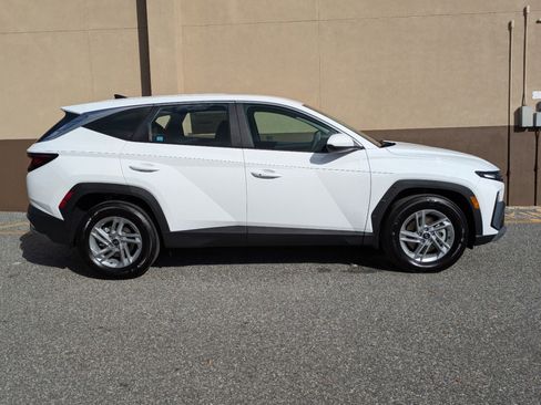 Certified 2025 Hyundai Tucson SE image 3