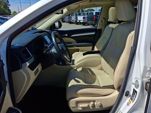Used 2015 Toyota Highlander XLE FWD image 10