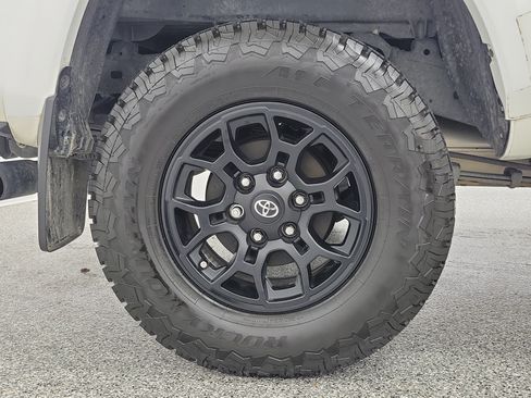 Used 2020 Toyota Tacoma SR5 RWD image 8