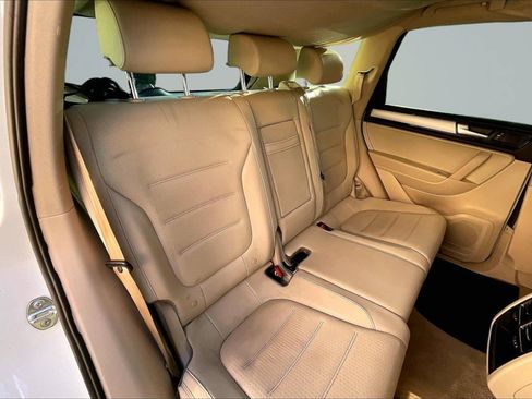 Used 2012 Volkswagen Touareg Sport image 27