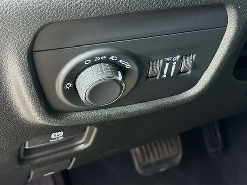 Used 2025 Jeep Grand Cherokee L Laredo RWD image 9