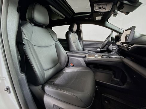 Certified 2025 Toyota Sienna Platinum image 30