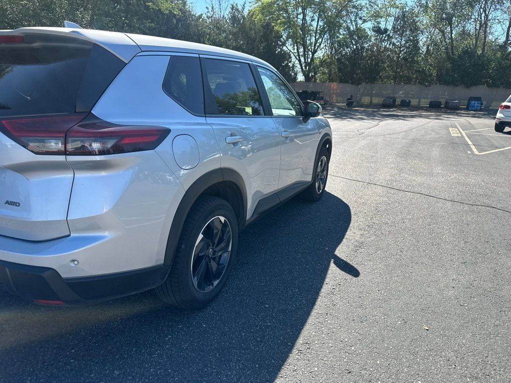 Used 2025 Nissan Rogue SV AWD/4WD image 18