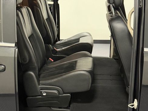 Used 2018 Dodge Grand Caravan SXT image 11