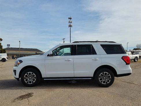 Used 2022 Ford Expedition XLT image 3