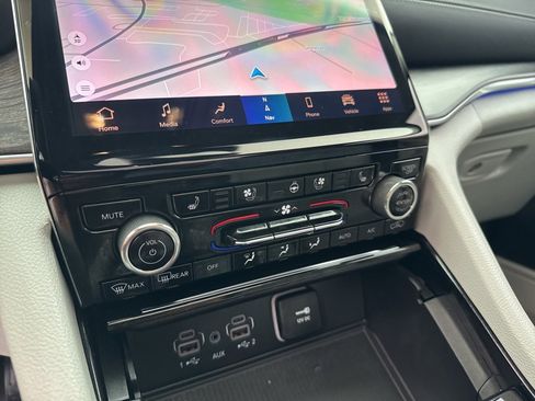 Used 2022 Jeep Grand Cherokee Overland w/ Luxury Tech Group IV image 31