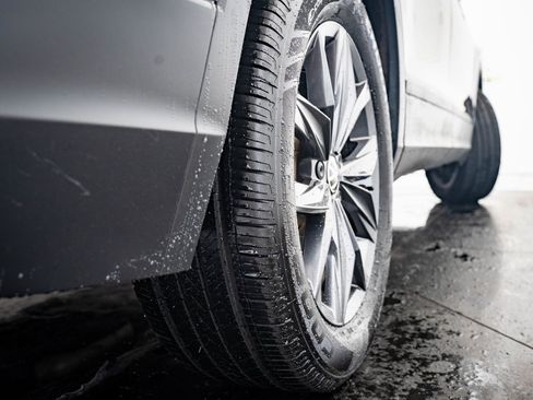 Used 2022 Volkswagen Tiguan SE image 38