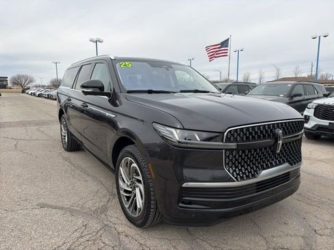 Certified 2025 Lincoln Navigator L Reserve image 2