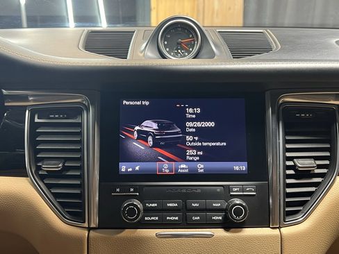 Used 2018 Porsche Macan w/ Premium Package image 28