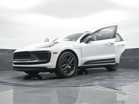 Certified 2023 Porsche Macan Turbo image 31