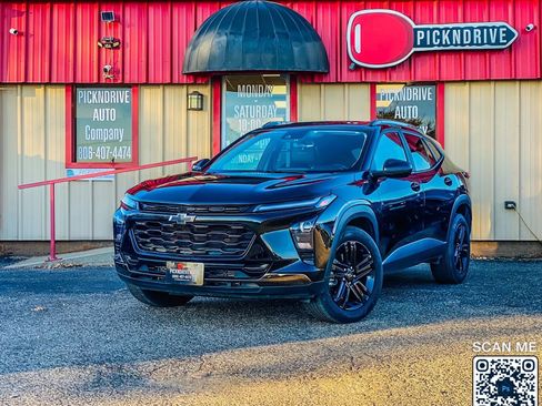 Used 2025 Chevrolet Trax ACTIV w/ Sunroof Package image 2