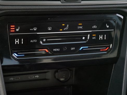 Certified 2025 Volkswagen Taos SE AWD/4WD image 23