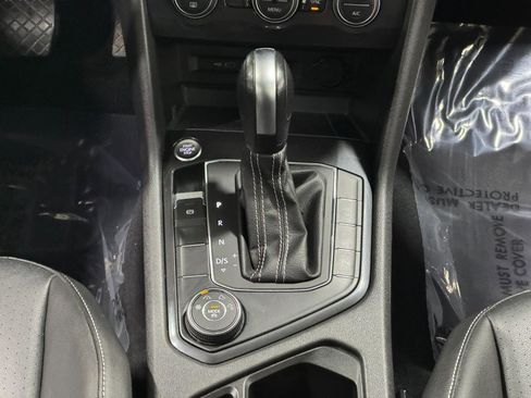 Used 2021 Volkswagen Tiguan SE image 16