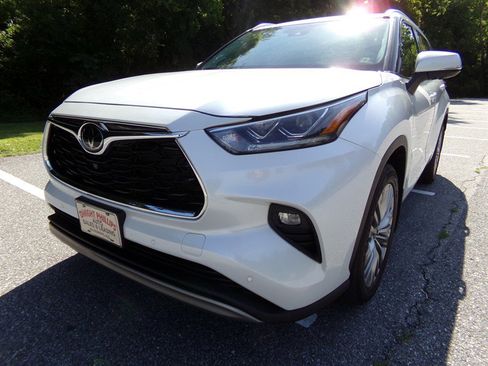 Used 2024 Toyota Highlander AWD image 2