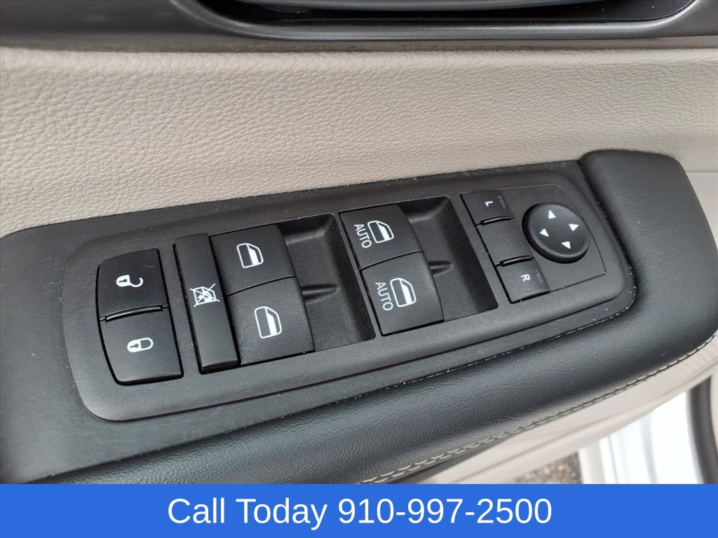 Used 2024 Chrysler Pacifica Touring-L FWD image 12