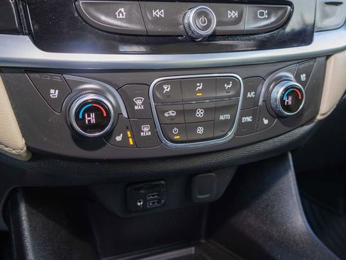 Used 2022 Chevrolet Traverse Premier image 22