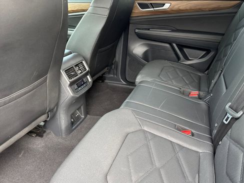 Used 2025 Volkswagen Atlas SE image 12