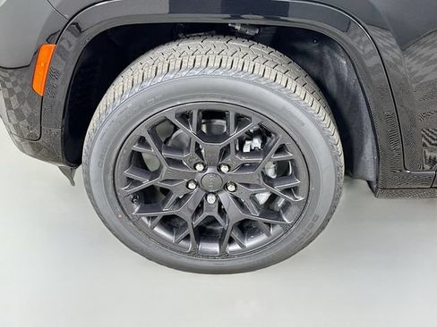 Used 2025 Jeep Grand Cherokee Summit w/ Obsidian Package AWD/4WD image 32