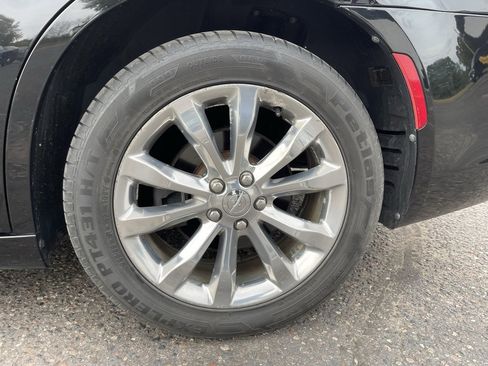 Used 2017 Chrysler 300 C image 18