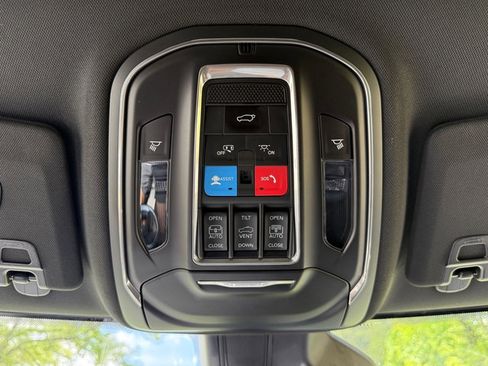 Used 2025 Jeep Grand Cherokee Limited w/ Luxury Tech Group II image 29