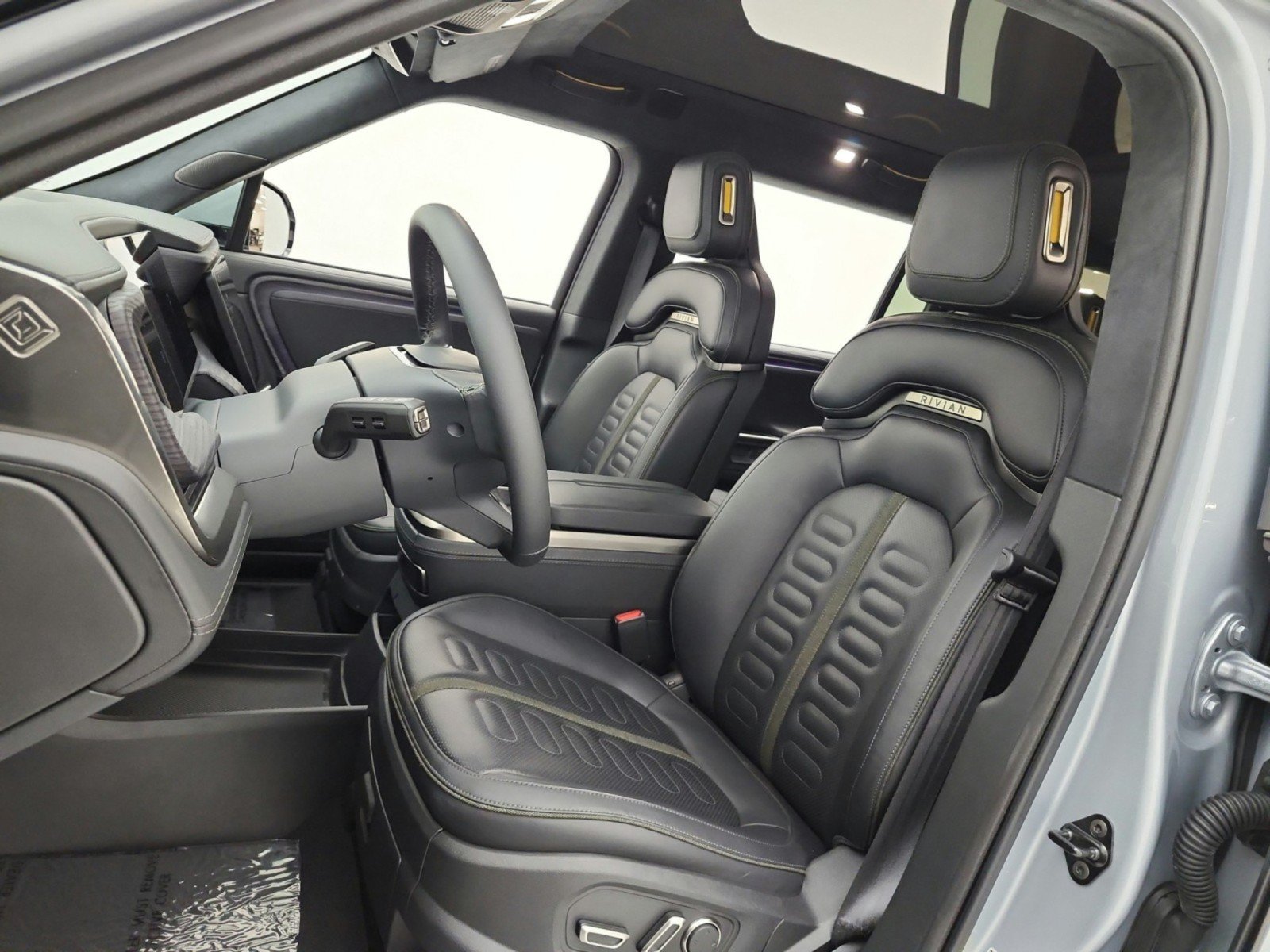 Used 2025 Rivian R1S Adventure Dual AWD/4WD image 10