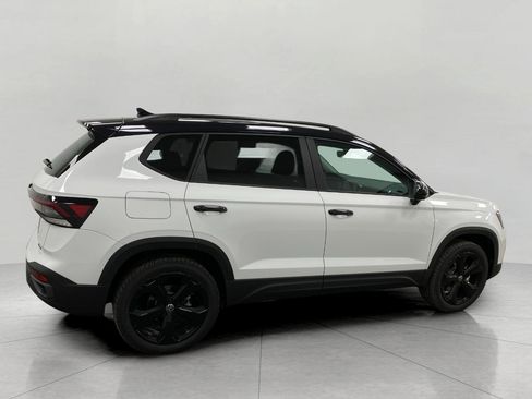 New 2026 Volkswagen Taos SE image 2