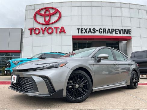 Used 2025 Toyota Camry SE image 2