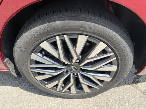 Used 2025 Nissan Altima 2.5 SV FWD image 31