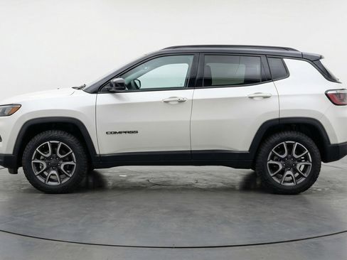 Used 2025 Jeep Compass Trailhawk image 5