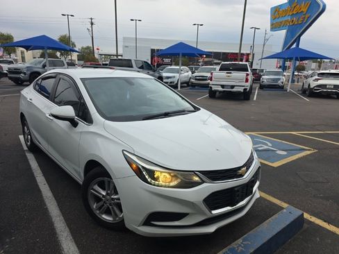 Used 2017 Chevrolet Cruze LT w/ Convenience Package image 2