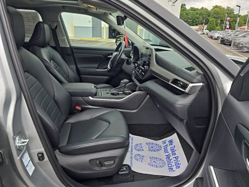 Used 2021 Toyota Highlander XLE AWD/4WD image 38